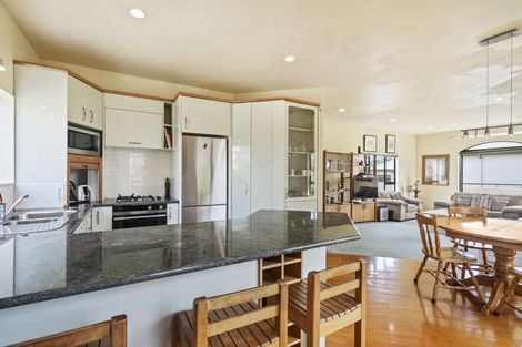 Photo of property in 352 East Coast Road, Sunnynook, Auckland, 0630