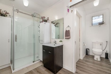 Photo of property in 2/176 Henderson Valley Road, Henderson, Auckland, 0612