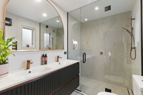 Photo of property in 32 Evergreen Place, Sunshine Bay, Queenstown, 9300