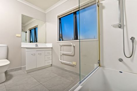 Photo of property in 14 Sapperton Drive, Henderson, Auckland, 0612