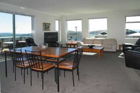 Photo of property in 10 Hollyford Place, Aotea, Porirua, 5024