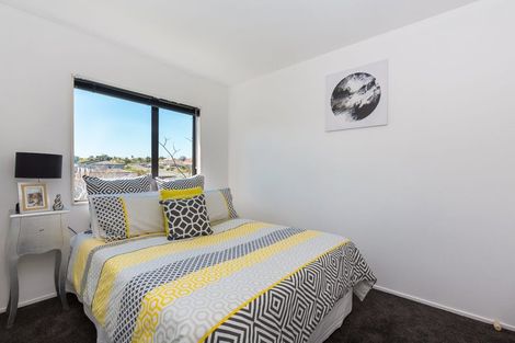 Photo of property in 9/44 Fields Parade, Oteha, Auckland, 0632