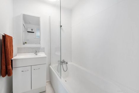 Photo of property in Victoria Court, 8/4 Queen Street, Mount Victoria, Wellington, 6011