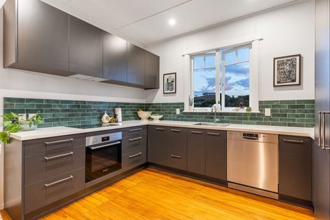 Photo of property in 220 Waitaha Road, Welcome Bay, Tauranga, 3112