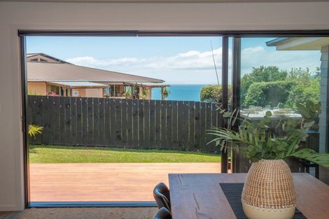 Photo of property in 24 Dudley Crescent, Cable Bay, 0420