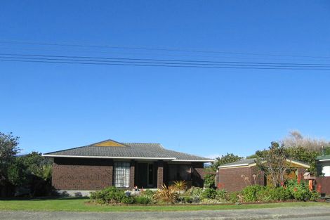 Photo of property in 18 Mahoe Street, Otaki Beach, Otaki, 5512