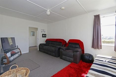 Photo of property in 18 Railway Street, Eltham, 4322