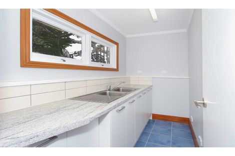 Photo of property in 24 Howard Road, Northcote, Auckland, 0627