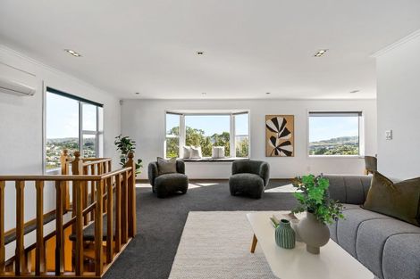 Photo of property in 32 Brooker Grove, Newlands, Wellington, 6037