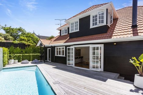 Photo of property in 16 Fenton Terrace, Cockle Bay, Auckland, 2014