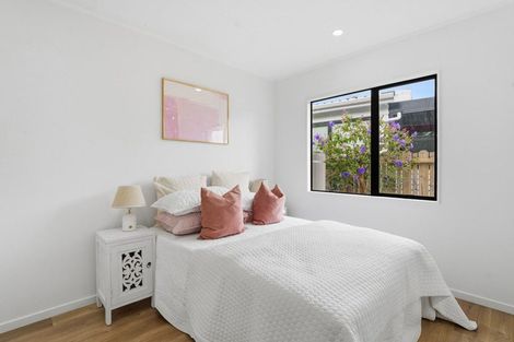 Photo of property in 2/68 Meadowood Drive, Unsworth Heights, Auckland, 0632