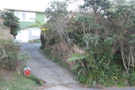 Photo of property in 6 Lyndfield Lane, Newlands, Wellington, 6037