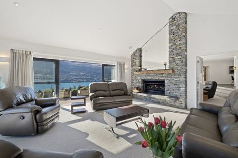 Photo of property in 5 Milward Place, Kelvin Heights, Queenstown, 9300