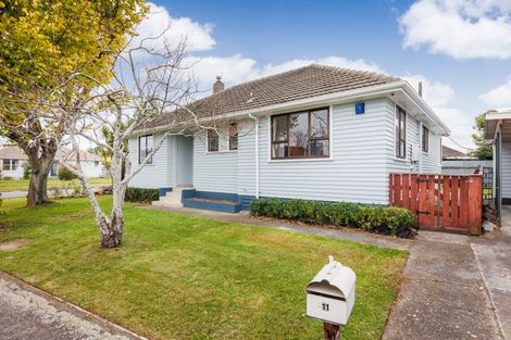 Photo of property in 11 Montrose Place, Takaro, Palmerston North, 4412