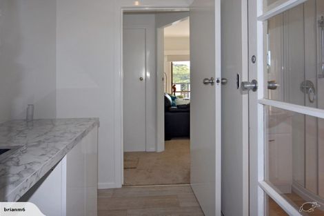 Photo of property in 7a Cheyne Walk, Newlands, Wellington, 6037