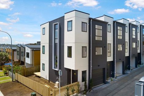 Photo of property in 2/16 Hewlett Road, Massey, Auckland, 0614