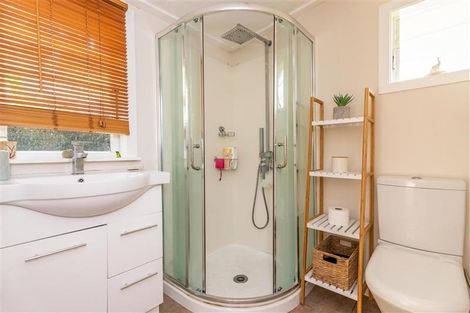 Photo of property in 8 Dorothy Road, Laingholm, Auckland, 0604