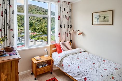 Photo of property in Rona House, 33 Rimu Street, Eastbourne, Lower Hutt, 5013