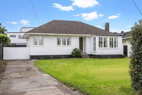 Photo of property in 28 Harbour View Road, Te Atatu Peninsula, Auckland, 0610