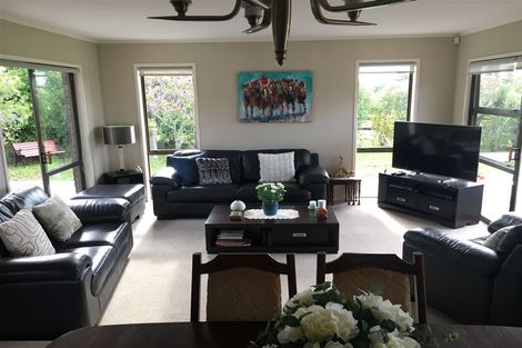 Photo of property in 679 Waitakere Road, Kumeu, 0891