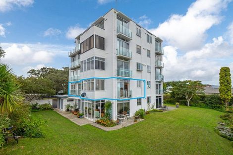 Photo of property in 3/25 Stanley Point Road, Stanley Point, Auckland, 0624
