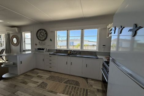 Photo of property in 15 Karoro Road, One Tree Point, 0118