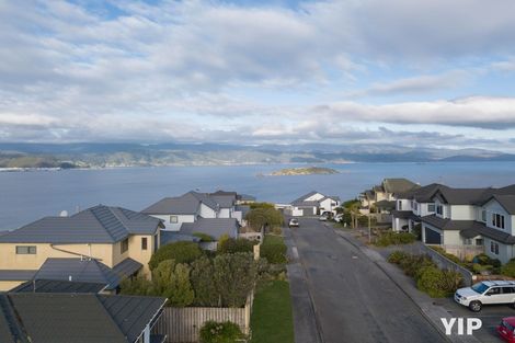 Photo of property in 1a Bennett Grove, Newlands, Wellington, 6037