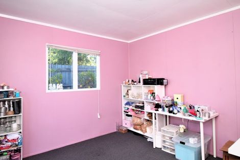 Photo of property in 37 Claverdon Drive, Massey, Auckland, 0614