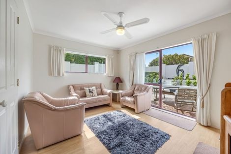 Photo of property in 5 Courtneys, West Harbour, Auckland, 0618