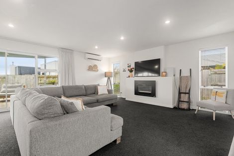 Photo of property in 10 Monaco Grove, Fitzherbert, Palmerston North, 4410