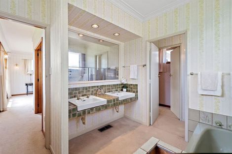 Photo of property in 2 Pendene Place, Forrest Hill, Auckland, 0620