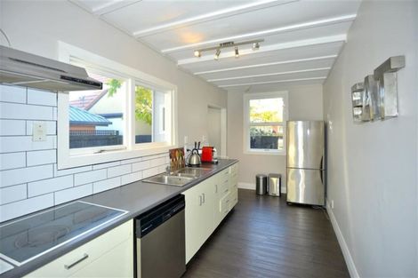 Photo of property in 51 Gresford Street, Edgeware, Christchurch, 8013