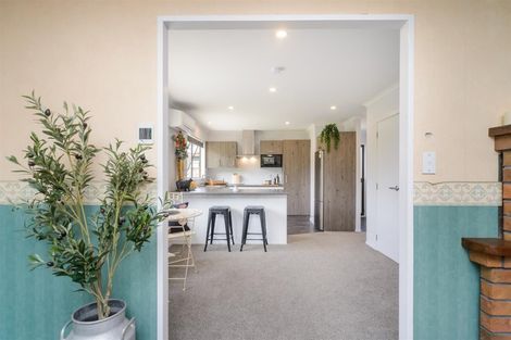 Photo of property in 62 Bridge Street, Bulls, 4818