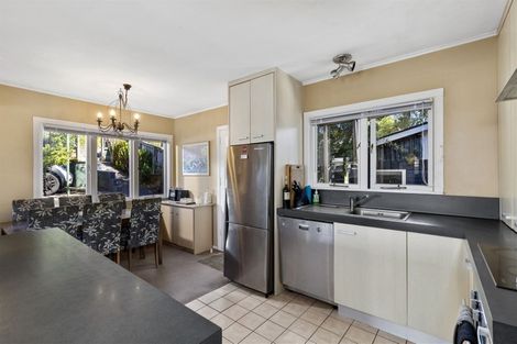 Photo of property in 389 Wairau Road, Totara Vale, Auckland, 0629