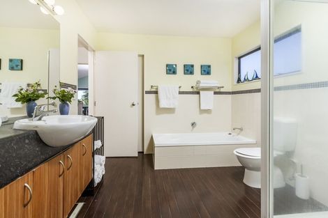 Photo of property in 2/982 East Coast Road, Northcross, Auckland, 0632