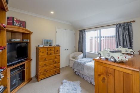 Photo of property in 6 Barry Curtis Place, Levin, 5510