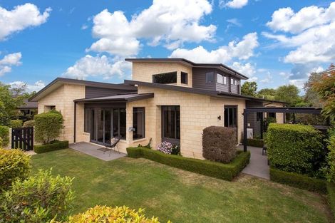 Photo of property in 28 Willowview Drive, Redwood, Christchurch, 8051