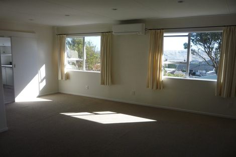 Photo of property in 15a Bayswater Place, Newlands, Wellington, 6037