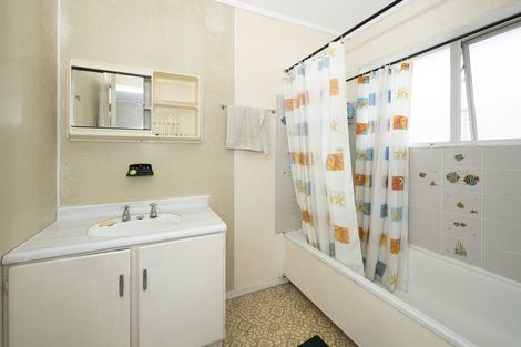 Photo of property in 2/81 West Coast Road, Glen Eden, Auckland, 0602