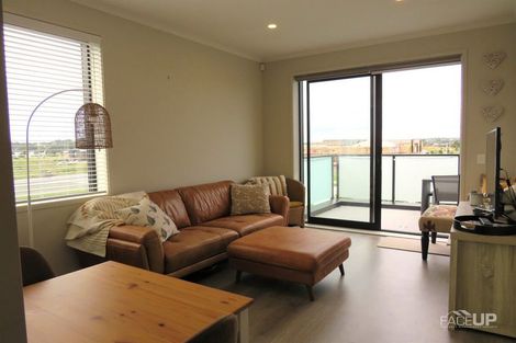 Photo of property in 6/22 Kerewhenua Crescent, Hobsonville, 0616