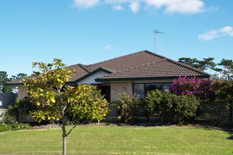Photo of property in 74 Frank Nobilo Drive, Golflands, Auckland, 2013