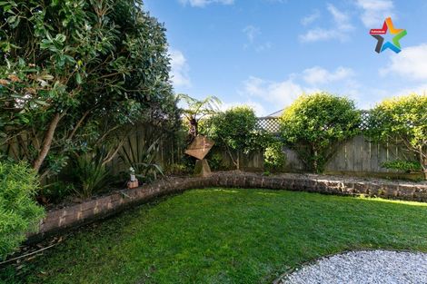 Photo of property in 8 Bennett Grove, Newlands, Wellington, 6037