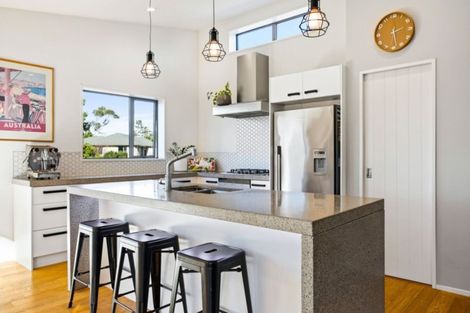 Photo of property in 10 Gavinike Place, Waimauku, 0812