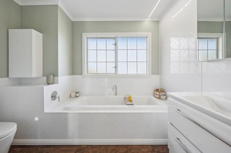 Photo of property in 2 Rika Place, Kawaha Point, Rotorua, 3010