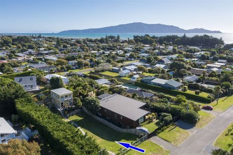 Photo of property in 28 Hona Street, Waikanae Beach, Waikanae, 5036
