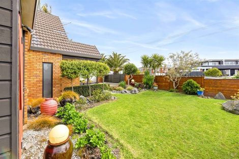 Photo of property in 124 Beach Road, Te Atatu Peninsula, Auckland, 0610
