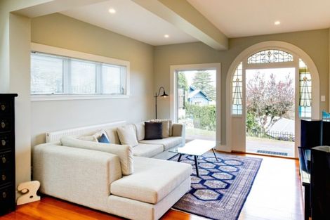 Photo of property in 8 Cobden Road, Bluff Hill, Napier, 4110