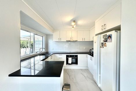 Photo of property in 1/6 Kirklow Place, Goodwood Heights, Auckland, 2105