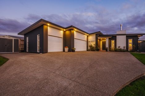 Photo of property in 15 Monaco Grove, Fitzherbert, Palmerston North, 4410