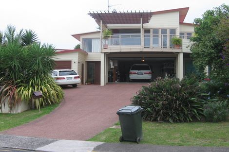 Photo of property in 11 Martin Crescent, Northcote, Auckland, 0627